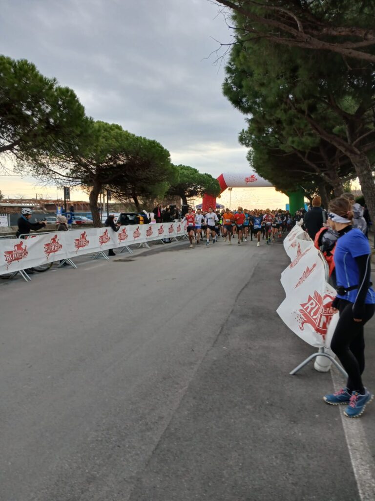 La partenza a Vadino al Trail della Gallinara, disputato ad Albenga (SV) domenica 18 gennaio 2026
