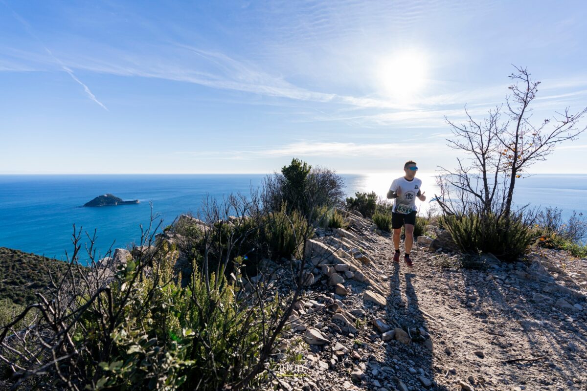 Trail della Gallinara passaggio i un corridore nella passata edizione con vista sul mare e l'isola