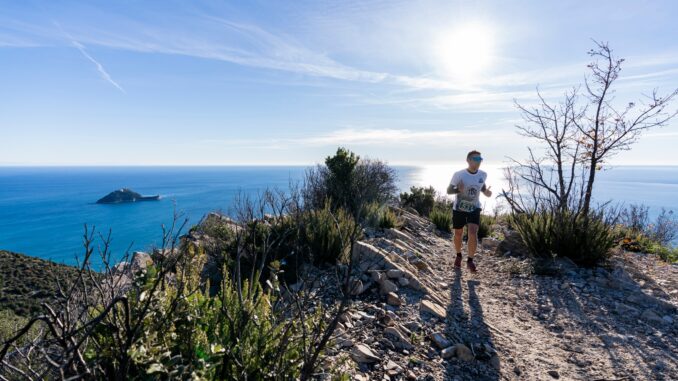 Trail della Gallinara passaggio i un corridore nella passata edizione con vista sul mare e l'isola