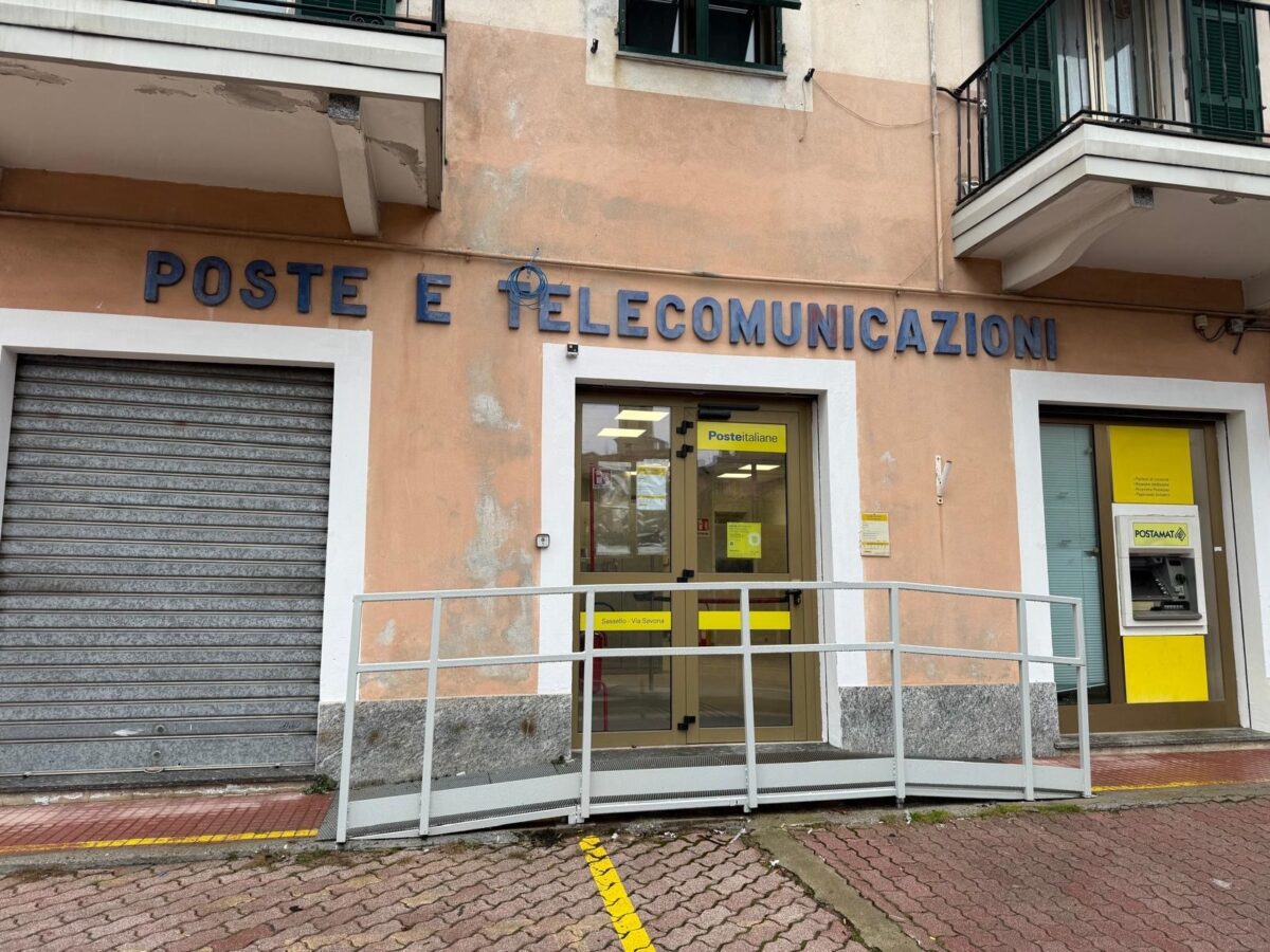Facciata ed entrata dell'Ufficio postale di Sassello