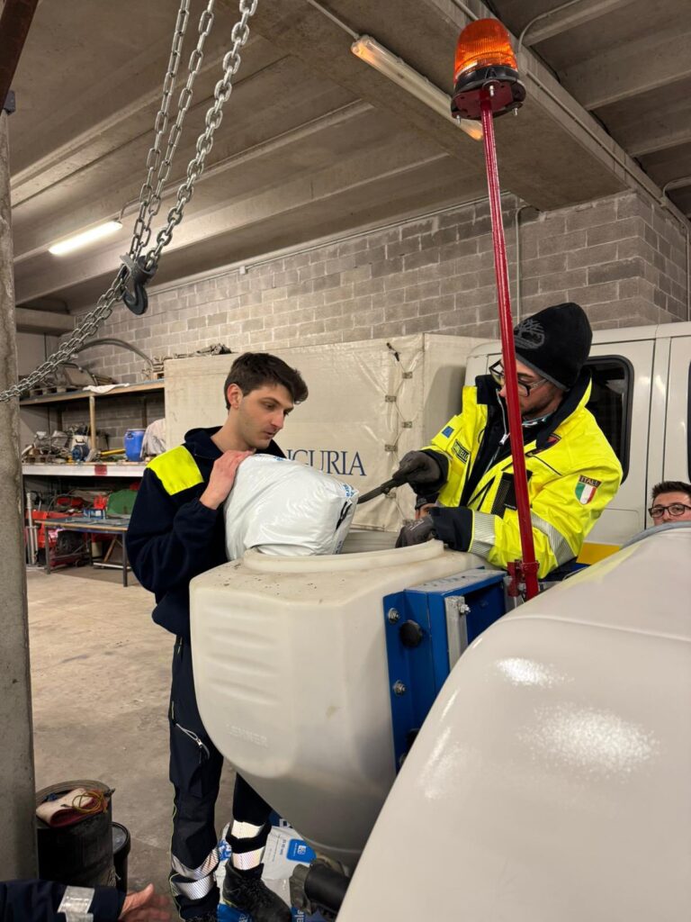 Volontari della Protezione civile di Albenga preparano ilo sale da spargere sulle strade