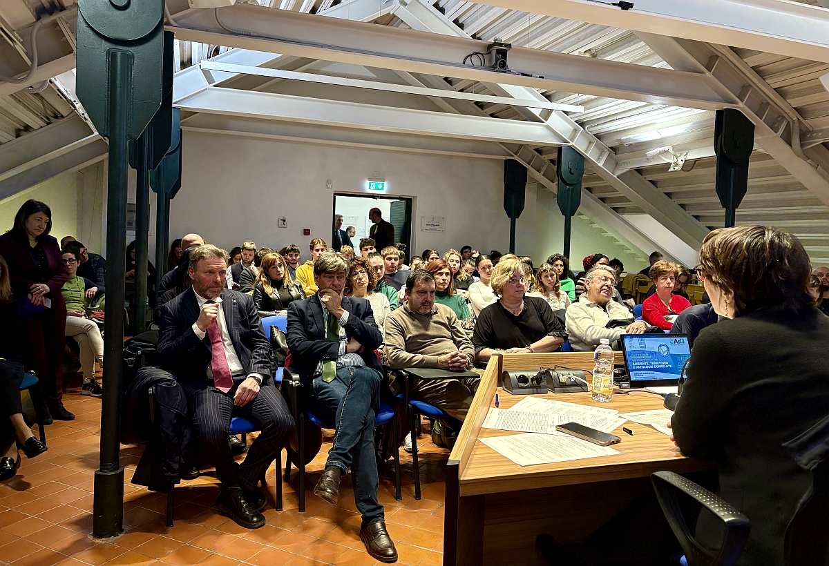 Partecipanti a Genova nella Sala Piccardo di Anci Liguria al secondo incontro del ciclo promosso dal Dipartimento Educazione a corretti stili di vita e programmi di comunità di Asl3.