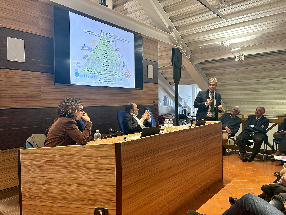 intervento professor Gianni Testino a Genova nella Sala Piccardo di Anci Liguria al secondo incontro del ciclo promosso dal Dipartimento Educazione a corretti stili di vita e programmi di comunità di Asl3.
