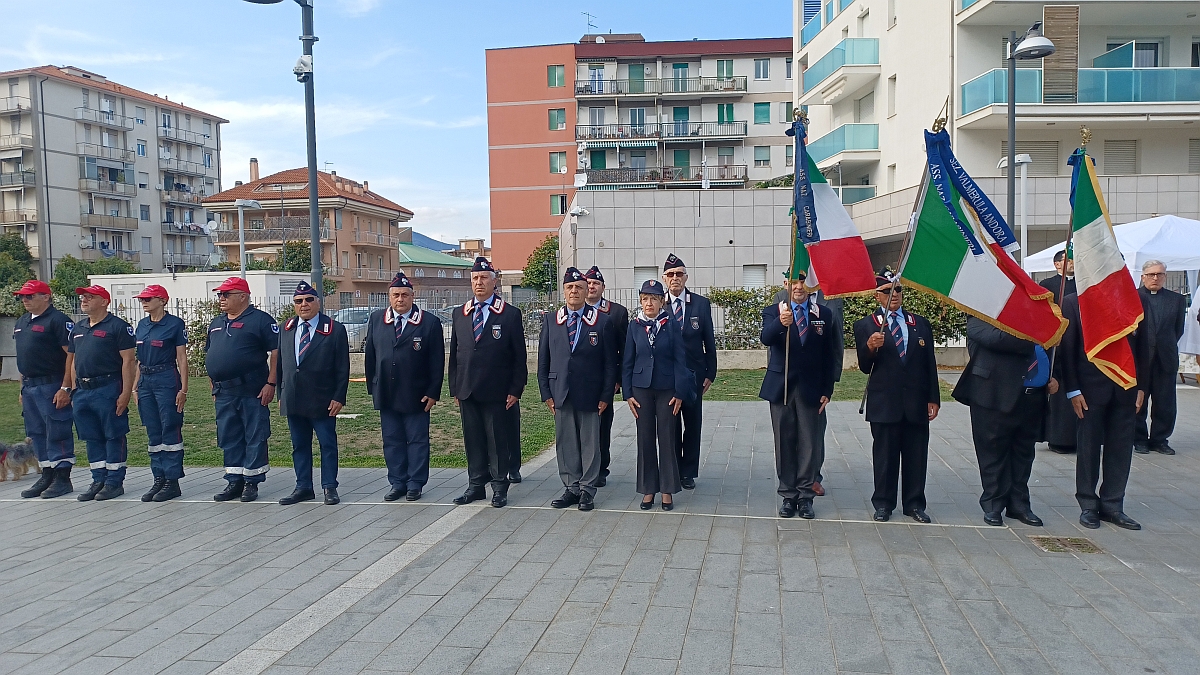 Gruppo scherato dell'Associazione nazionale Carabinieri durante una manifestazione ad Albenga