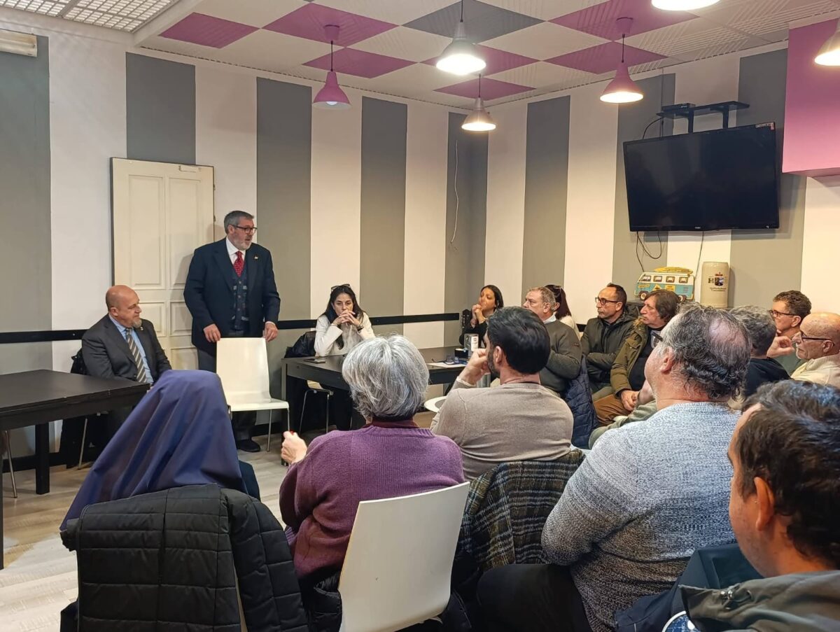 Un momento dell'incontro tra il consigliere regionale Angelo Vaccarezza (Forza Italia) e i concessionari balneari del Comune di Spotorno