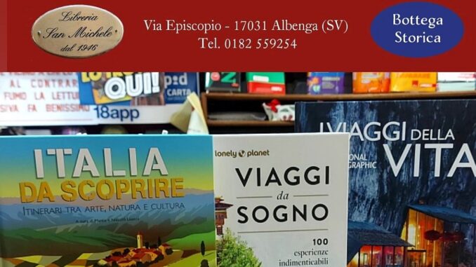 Particolare di una vetrina espositiva della Libreria San Michele di Albenga