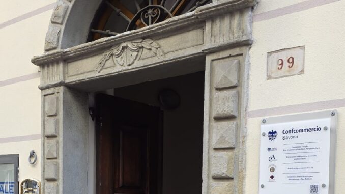 L'entrata della sede Confcommercio Savona a Cairo Montenotte con la targa dell'associazione