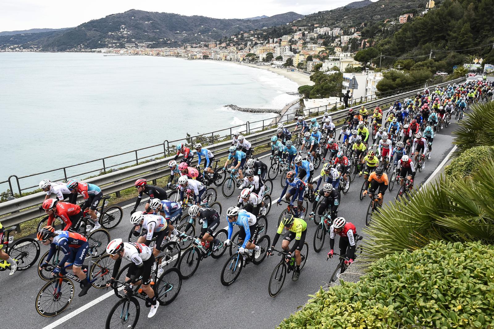 passaggio lungo la costa del Trofeo Laigueglia
