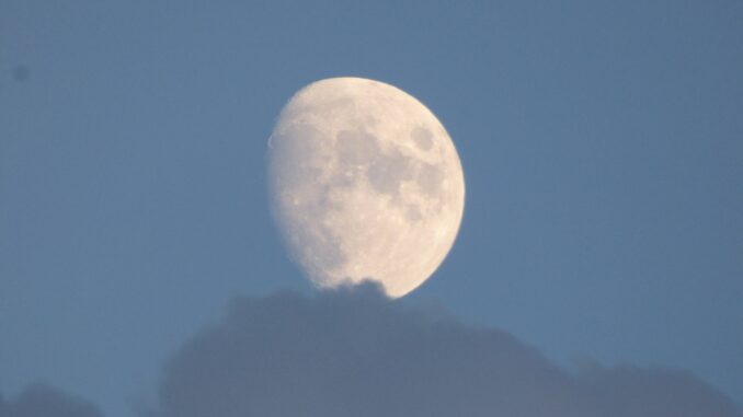la luna in un bacio di nuvole