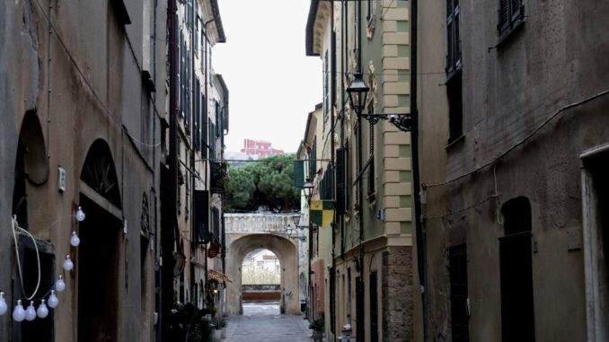 Dai vicoli del centro storico verso la porta del fiume Centa
