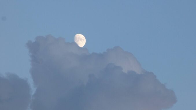 La luna e il richiamo delle nuvole