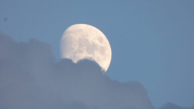 Quando la luna si nasconde tra le nuvole