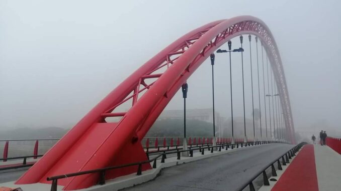 Il ponte rosso di Albenga sfida la foschia