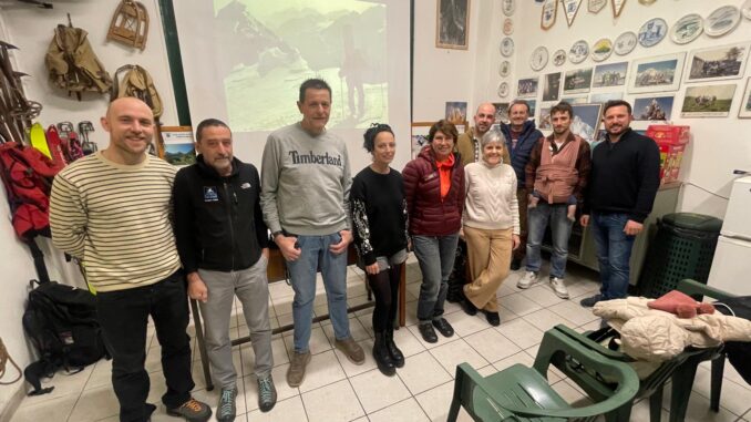 Foto di gruppo ad Albenga la Scuola di Arrampicata Orizzonti Verticali ospitata nella sede CAI