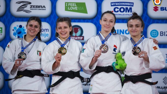 Atleta alassina Giulia Ghiglione sul podio per la medaglia