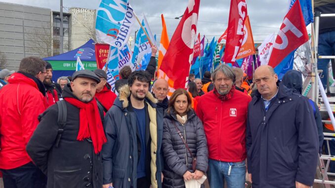 Brando Benifei e sindacalisti durante la mobilitazione a Strasburgo