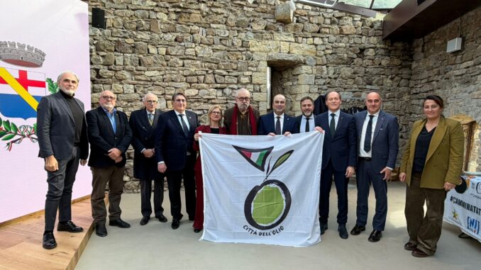 foto di gruppo con la bandiera Coordinamento Città dell'Olio Liguria