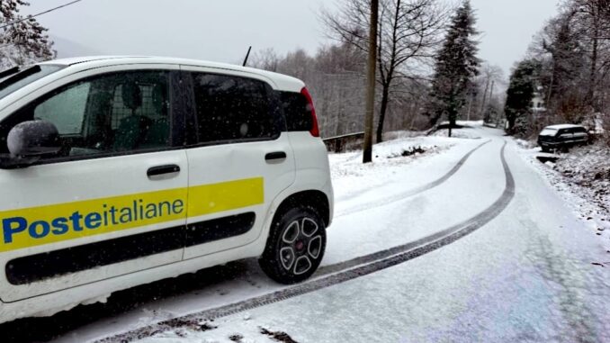 Auto di Poste Italiane nelle strade innevate della Valbormida