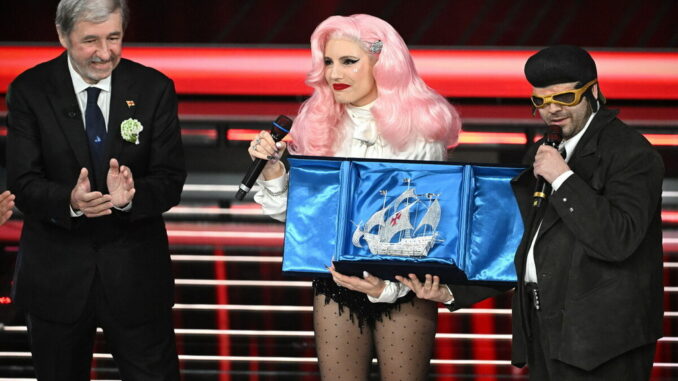 Ditonellapiaga e TonyPitony al Festival di Sanremo con il premio di Regione Liguria e il presidente Marco Bucci sul palco dell'Ariston