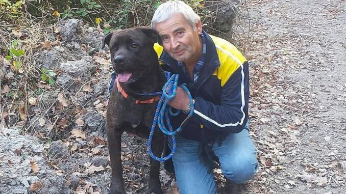 Giancarlo Boffa a Ortovero in una foto in campagna con il suo affezionato cane