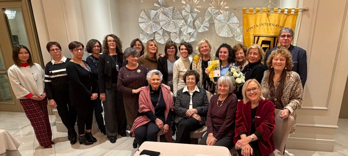 Gruppo dello Zonta Club Alassio-Albenga con Alessandra Moscato