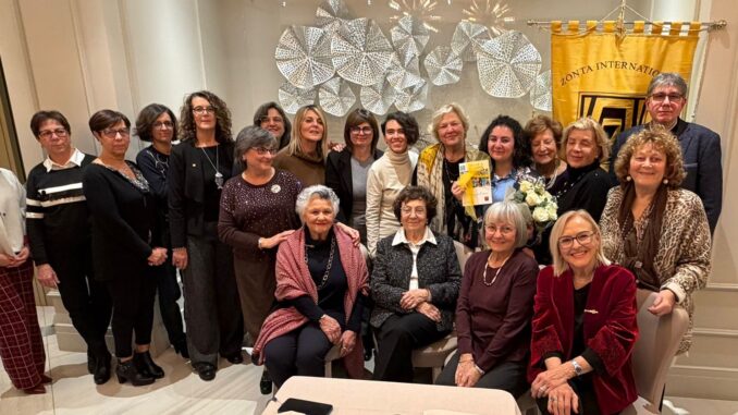 Gruppo dello Zonta Club Alassio-Albenga con Alessandra Moscato