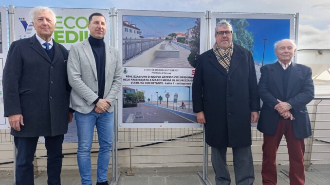 Sindaco e rappresentanti Regione Liguria davanti al tabellone che illustra i Lavori sottopasso Borgio Verezzi