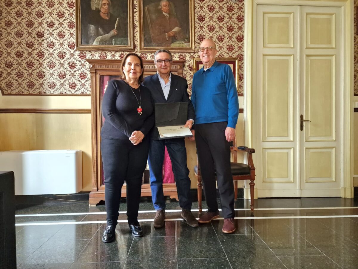 Pergamena a Maria Dominguez e John Lampl consegnata dal vicesindaco di Alassio