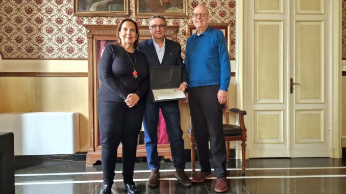 Pergamena a Maria Dominguez e John Lampl consegnata dal vicesindaco di Alassio
