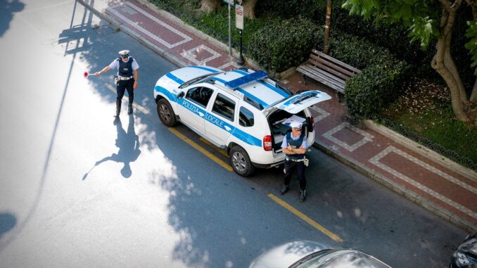 Polizia Locale di Alassio vista dall'alto durante un controllo