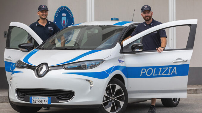 Un'auto e due agenti della Polizia Locale di Alassio