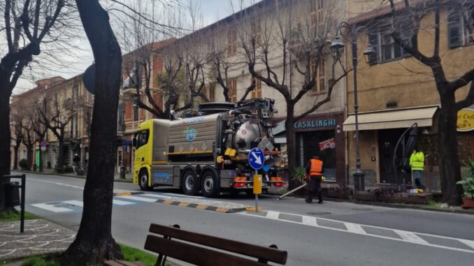 Potature e pulizia tombini in viale Pontelungo ad Albenga