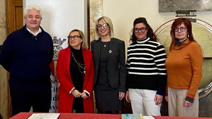 Presentazione bando per combattere lo sfitto a Savona; da sinistra: Enrico Schiappapietra di Confcommercio Savona; Fulvia Becco, direttore di Confartigianato Savona; Elisa Di Padova, vicesindaco e Assessore al Commercio del Comune di Savona; Erika Portabene di Confesercenti; Laura Chiara Filippi, presidente di Ascom Savona.