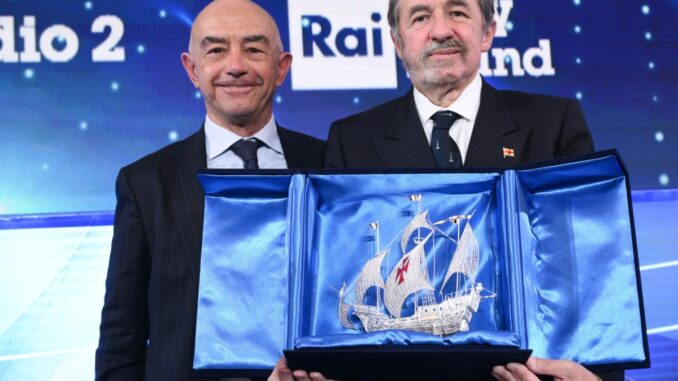 Il presidente Bucci mostra il premio che sarà consegnato al vincitore della serata delle cover del Festival di Sanremo