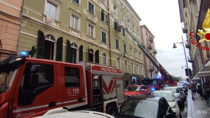 Vigili del Fuoco intervento con autoscala a Savona per incendio in corso