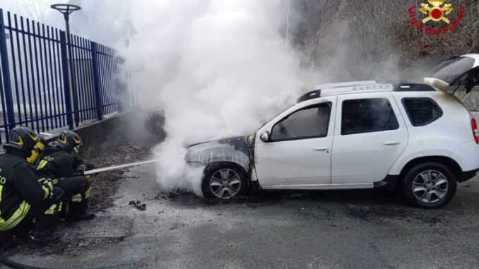I Vigili del fuoco spengono incendio auto ad Altare (SV)