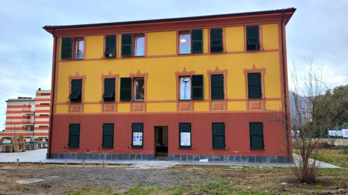 esterno di Villa Amico con parte del terreno antistante