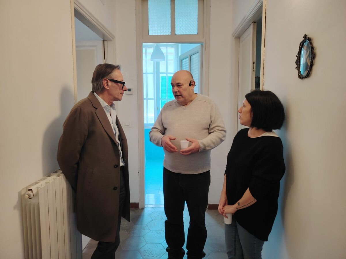 Nella foto dell'inaugurazione il sindaco di Albenga Riccardo Tomatis, l’assessore alle Politiche Sociali del Comune di Albenga Marta Gaia e il rappresentante dell’Associazione Papà Separati Liguria APS