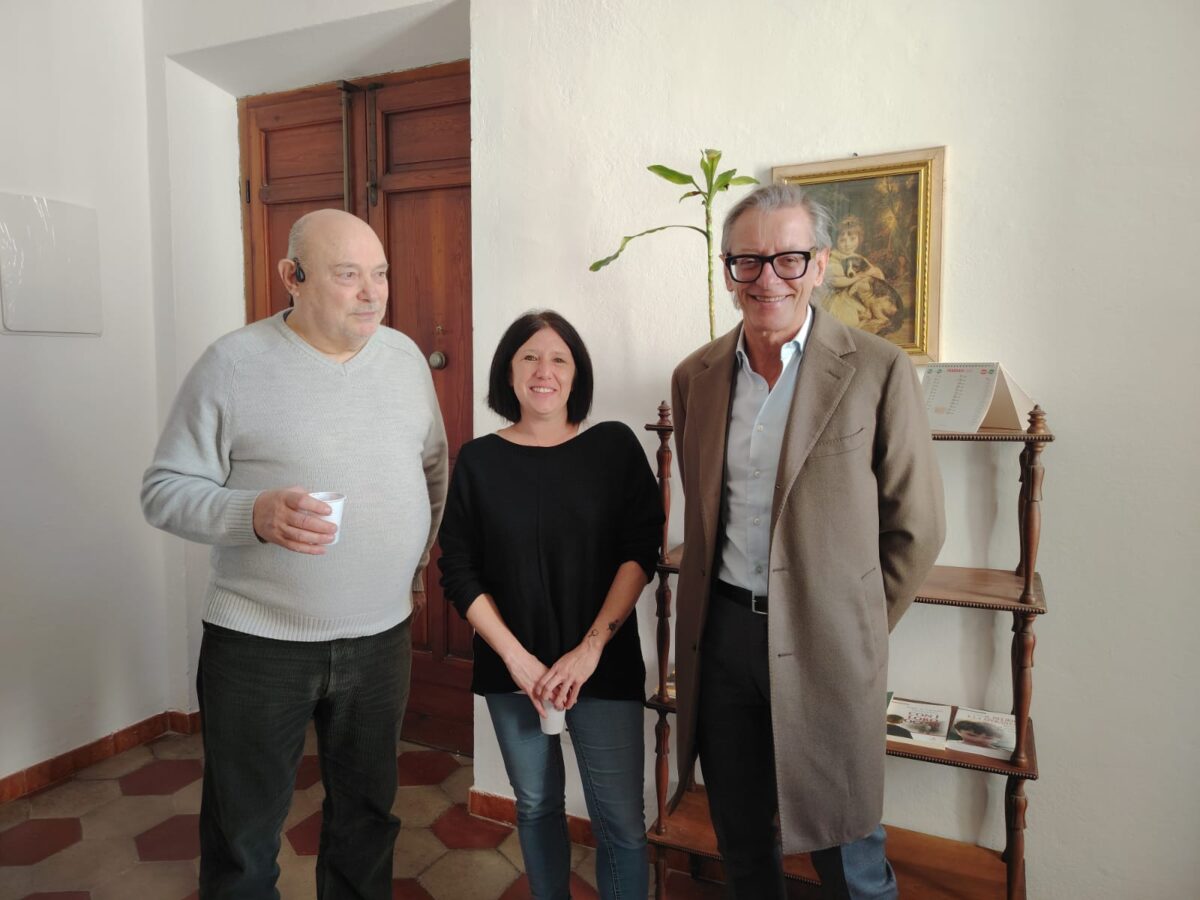 Nella foto dell'inaugurazione il sindaco di Albenga Riccardo Tomatis, l’assessore alle Politiche Sociali del Comune di Albenga Marta Gaia e il rappresentante dell’Associazione Papà Separati Liguria APS