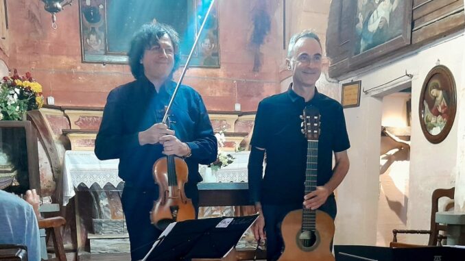 Roberto Noferini al violino e Donato D’Antonio alla chitarra