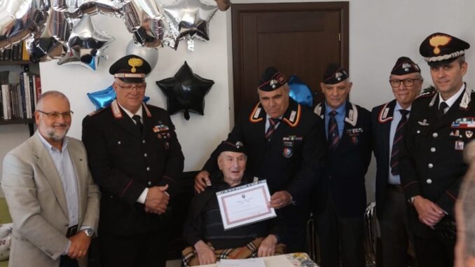 Ciccione con i colleghi dell'Arma in occasione del suo 100esimo compleanno
