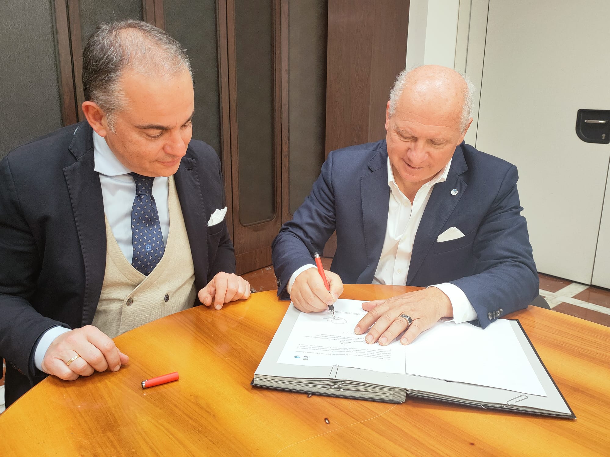 Il presidente di ONTM, Roberto Minerdo, mentre firma l'intesa.