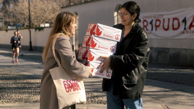 due donne con la colomba della pace di eMERGENCY