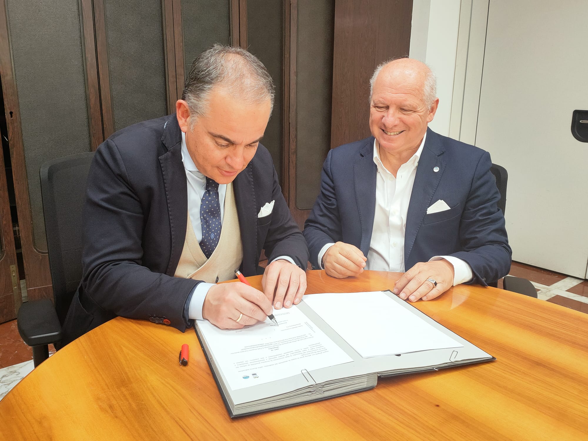Il presidente della Provincia di Savona, Pierangelo Olivieri, mentre firma l'intesa.