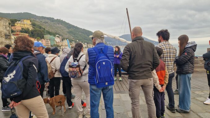Un gruppo sulla spiaggia durante un'escursione di 4 passi in riva al mare a Laigueglia