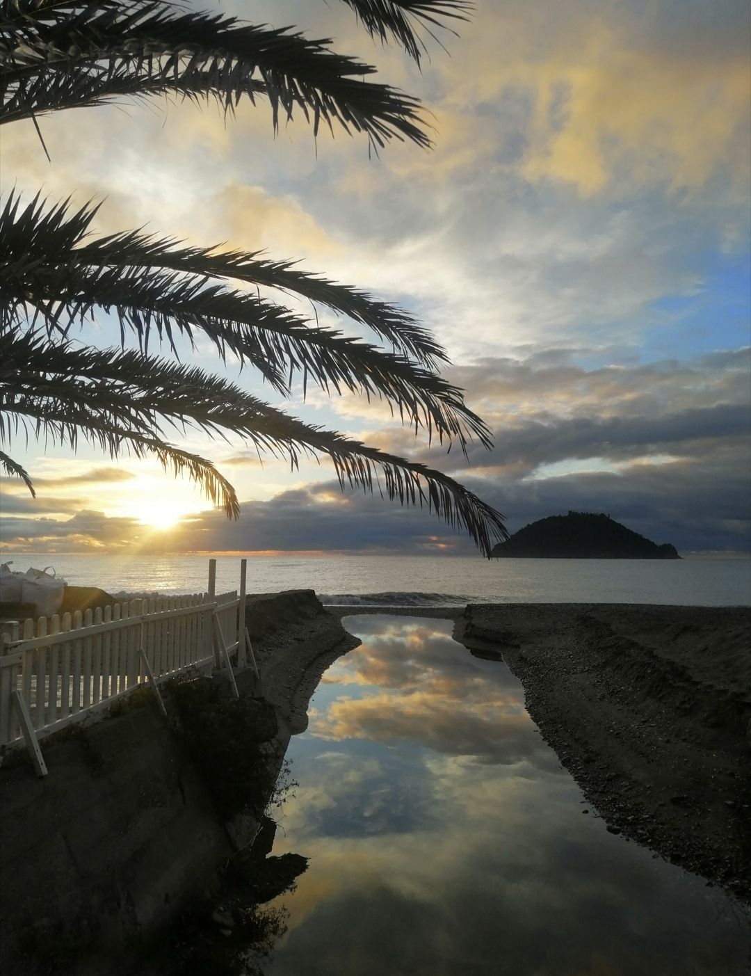 Nuvole tra gli specchi del mare e del fiume