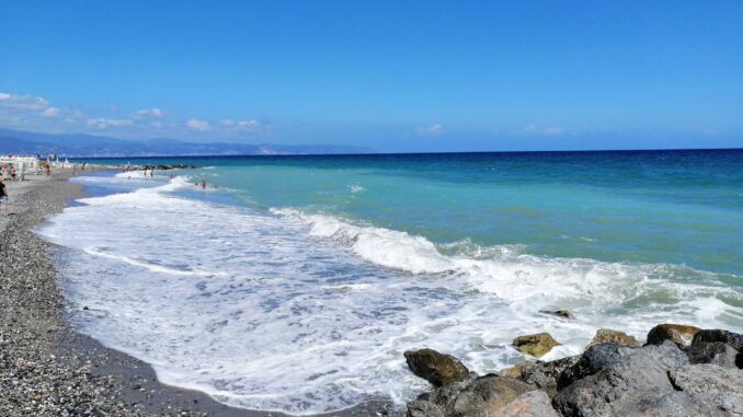 Tra il bianco e il blu del mare