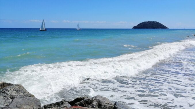 Quando le vele inseguono l'Isola e il mare