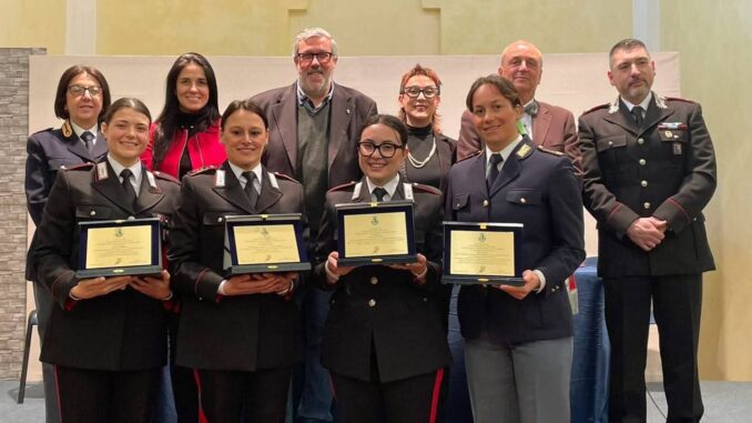 Podio riconoscimenti donne Forze ordine; Tra le premiate figurano il Carabiniere Ileana Losignore, l’Assistente della Polizia di Stato Erica Musso, l’Appuntato Scelto Marcella Prandi e il Maresciallo Ludovica Sterbini