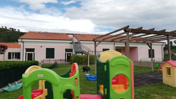Vista esterna del Il Nido d’Infanzia “Belli e Monelli” di Andora, con i giochi per i bambini